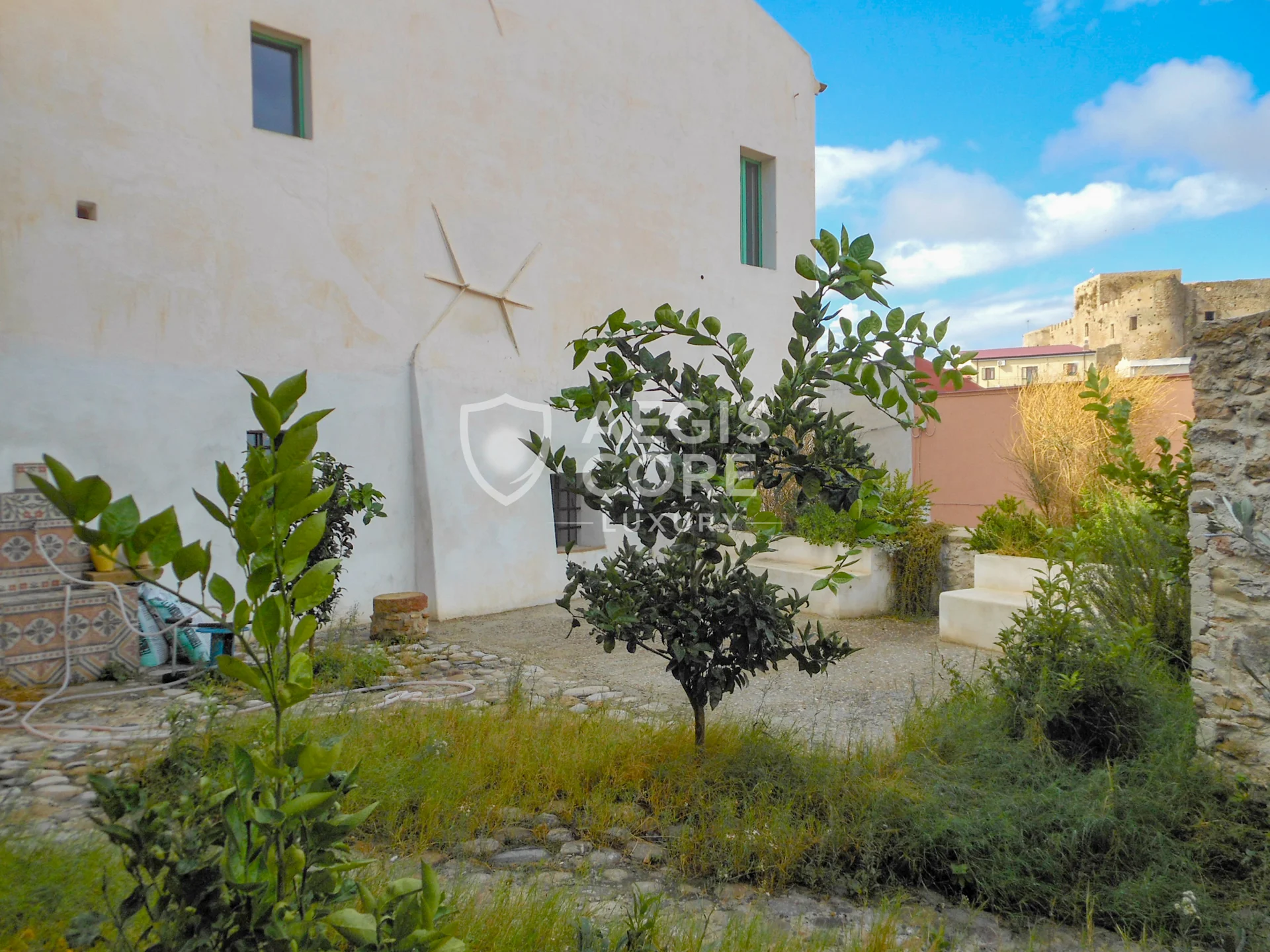 Tra Pietra e Mare Dove Vive il Silenzio