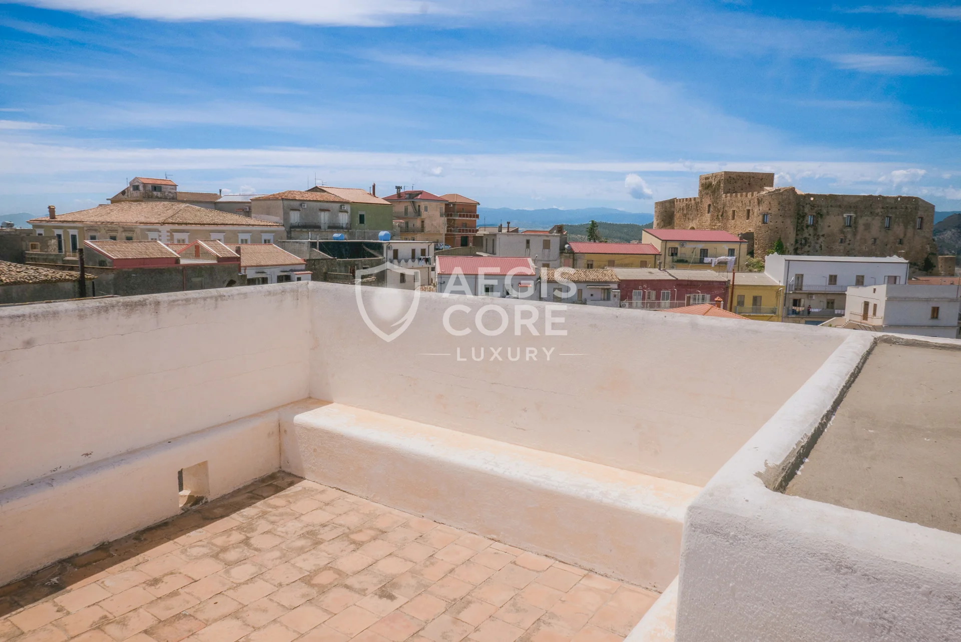 Tra Pietra e Mare Dove Vive il Silenzio