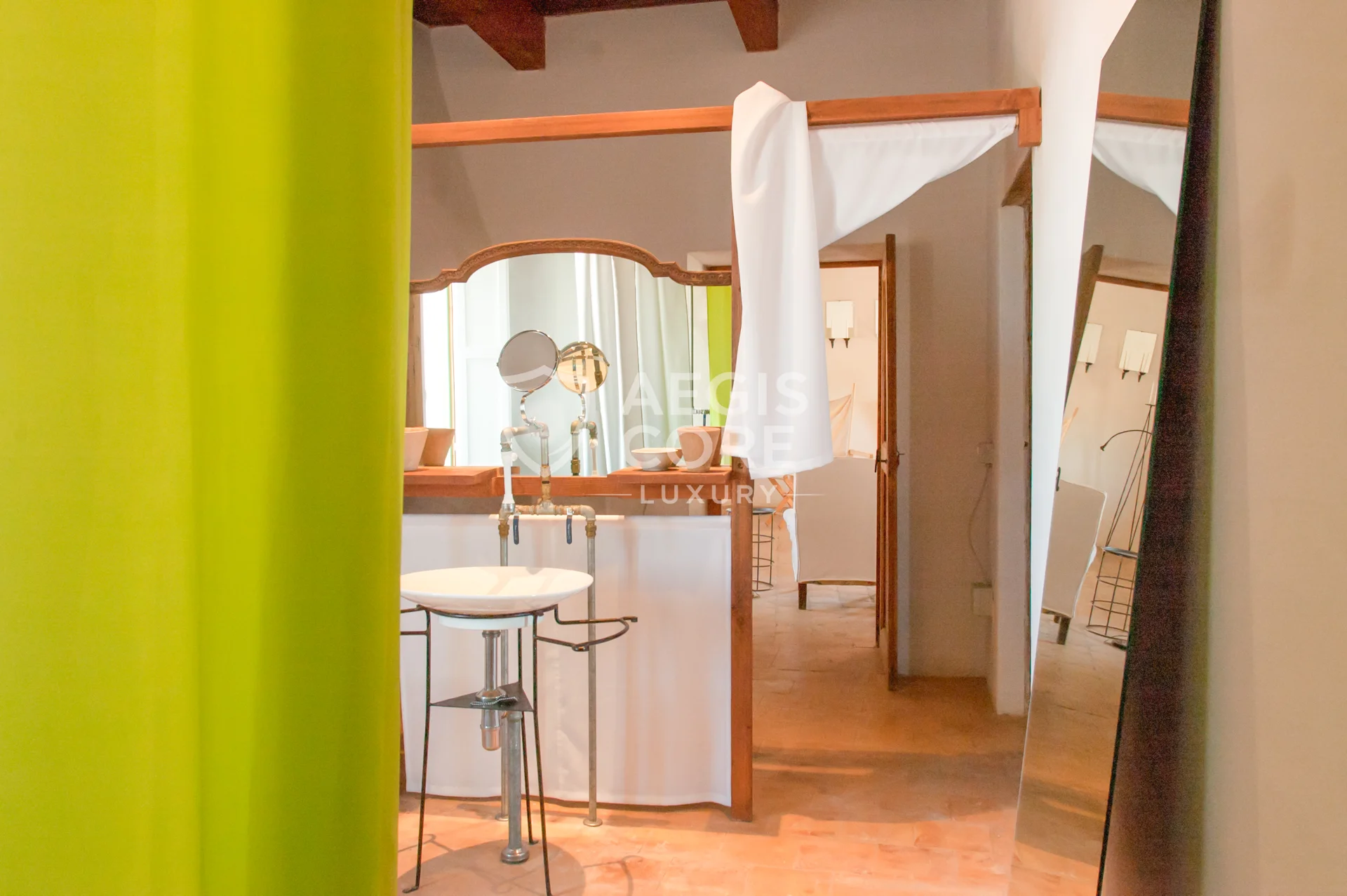 Tra Pietra e Mare Dove Vive il Silenzio