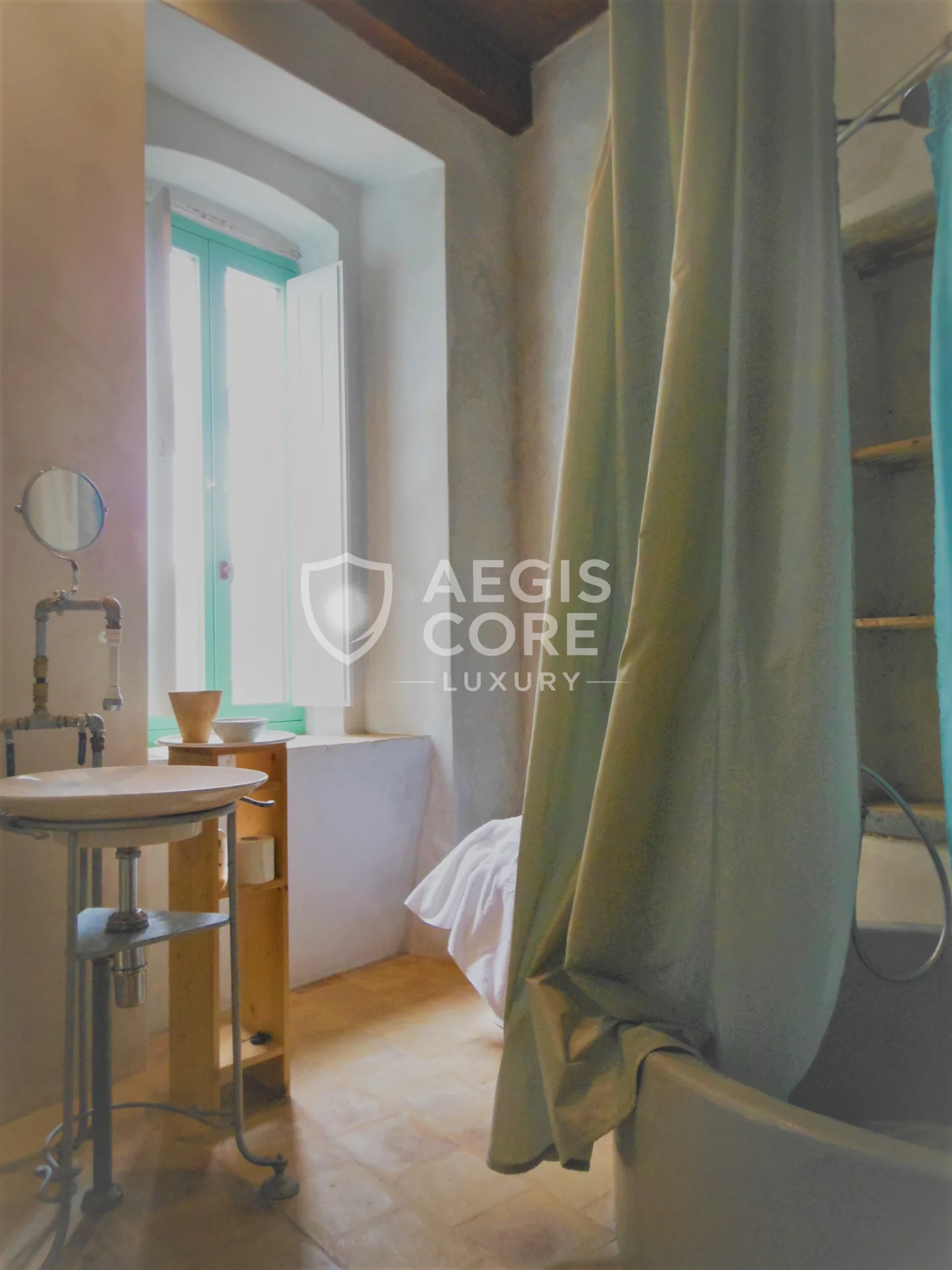 Tra Pietra e Mare Dove Vive il Silenzio