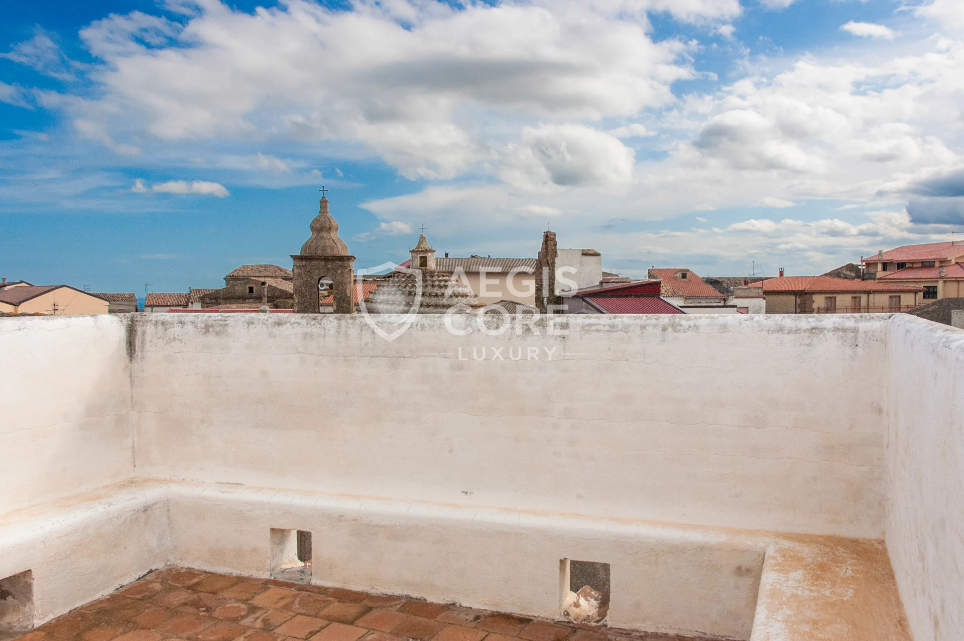 Tra Pietra e Mare Dove Vive il Silenzio