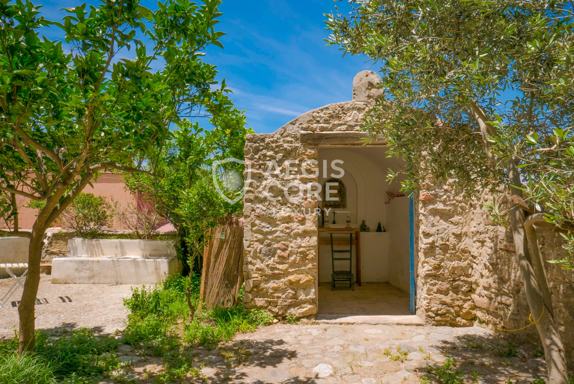 Tra Pietra e Mare Dove Vive il Silenzio
