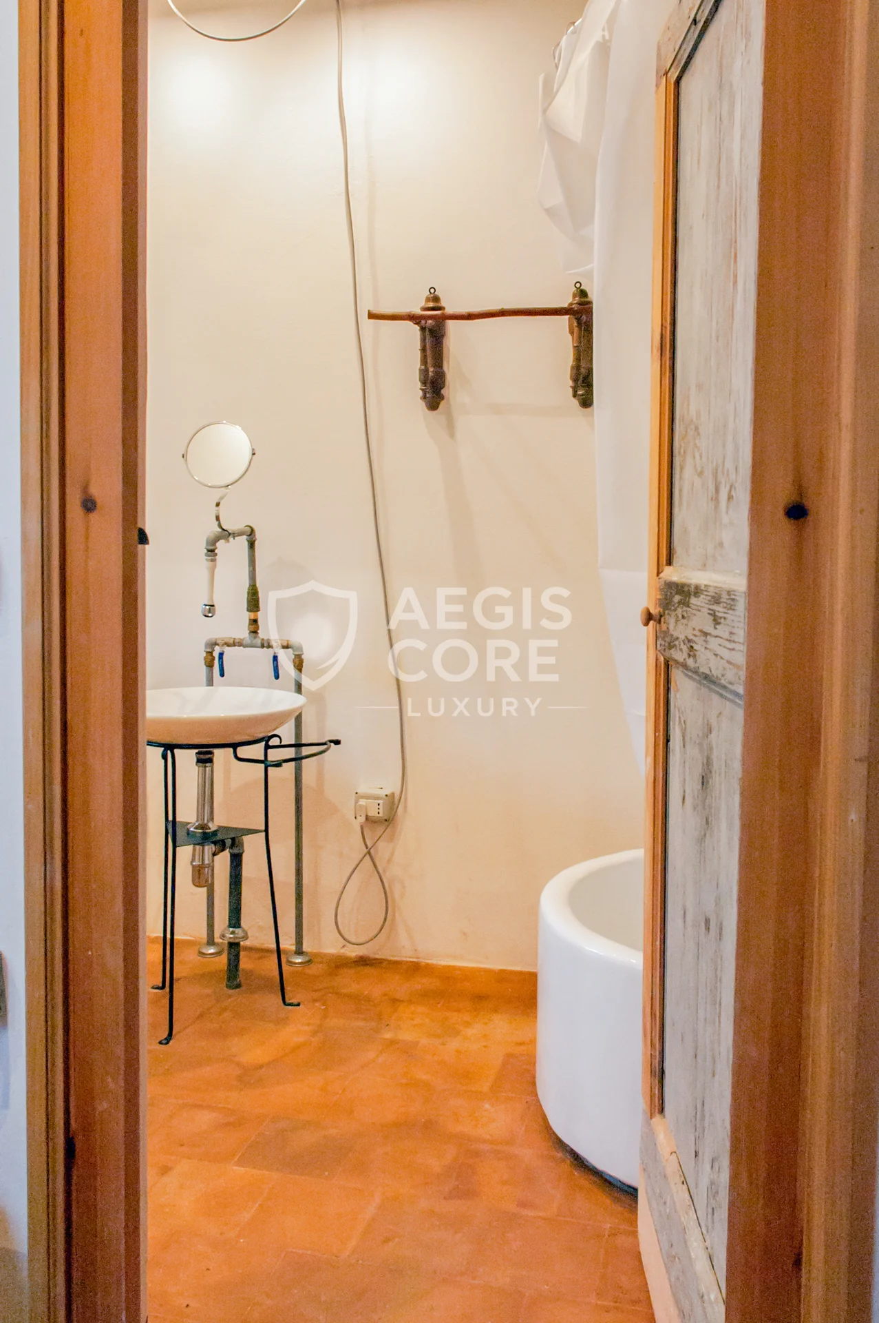 Tra Pietra e Mare Dove Vive il Silenzio