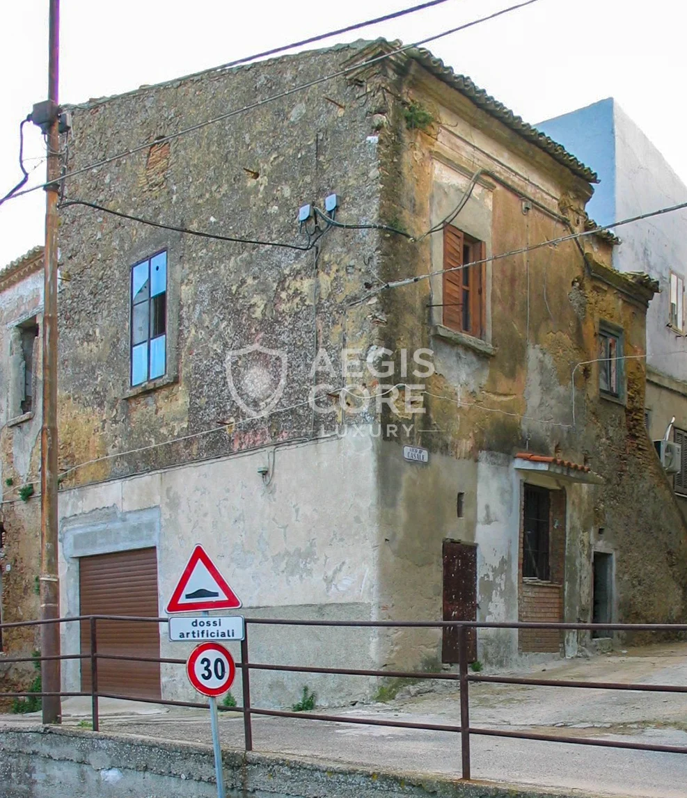 Tra Pietra e Mare Dove Vive il Silenzio